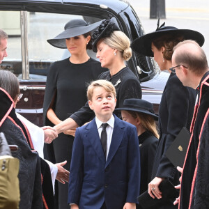 Meghan Markle, duchesse de Sussex, la comtesse Sophie de Wessex, Le prince George de Galles, La princesse Charlotte de Galles et Catherine (Kate) Middleton, princesse de Galles- Arrivées au service funéraire à l'Abbaye de Westminster pour les funérailles d'Etat de la reine Elizabeth II d'Angleterre le 19 septembre 2022. © Geoff Pugh / PA via Bestimage 