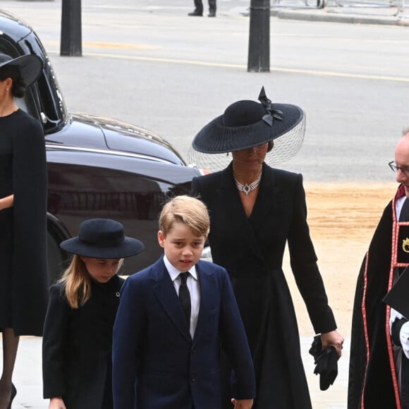 Catherine (Kate) Middleton, princesse de Galles, Le prince George de Galles, La princesse Charlotte de Galles - Arrivées au service funéraire à l'Abbaye de Westminster pour les funérailles d'Etat de la reine Elizabeth II d'Angleterre le 19 septembre 2022. © Geoff Pugh / PA via Bestimage 