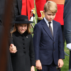 Le prince George de Galles - Procession du cercueil de la reine Elizabeth II d'Angleterre de l'Abbaye de Westminster à Wellington Arch à Hyde Park Corner.