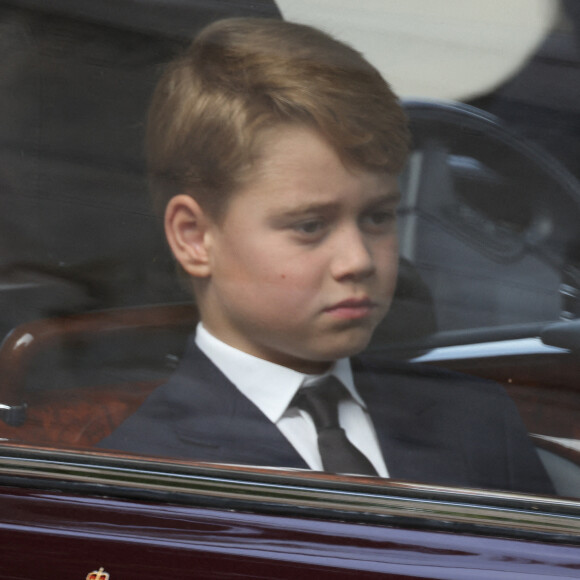 Le prince George de Galles - Procession du cercueil de la reine Elizabeth II d'Angleterre de l'Abbaye de Westminster à Wellington Arch à Hyde Park Corner.