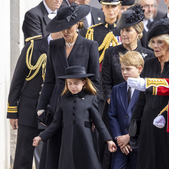 Le prince George de Galles et la princesse Charlotte aux funérailles de la reine Elizabeth II d'Angleterre à l'Abbaye de Westminster.