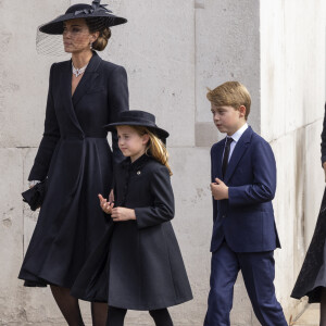 Kate Catherine Middleton, princesse de Galles, la princesse Charlotte et le prince George de Galles - Procession du cercueil de la reine Elizabeth II d'Angleterre de l'Abbaye de Westminster à Wellington Arch à Hyde Park Corner. Le 19 septembre 2022 