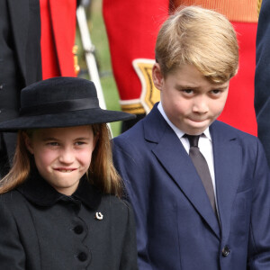 La princesse Charlotte et le prince George de Galles - Procession du cercueil de la reine Elizabeth II d'Angleterre de l'Abbaye de Westminster à Wellington Arch à Hyde Park Corner 