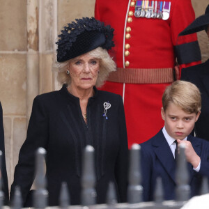 Meghan Markle, duchesse de Sussex, la reine consort Camilla Parker Bowles, le prince George, la princesse Charlotte et Kate Catherine Middleton, princesse de Galles - Sorties du service funéraire à l'Abbaye de Westminster pour les funérailles d'Etat de la reine Elizabeth II d'Angleterre le 19 septembre 2022. 