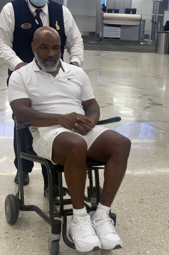 Exclusif - Mike Tyson arrive en fauteuil roulant à l'aéroport international de Miami, Floride, Etats-Unis.