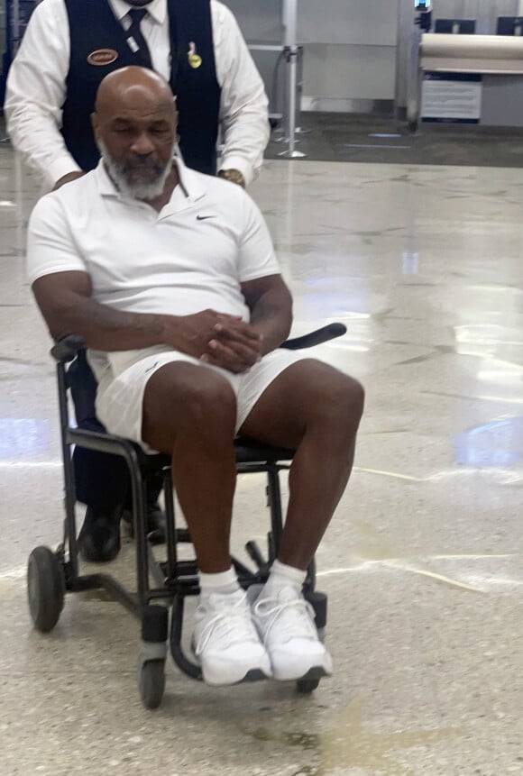 Exclusif - Mike Tyson arrive en fauteuil roulant à l'aéroport international de Miami, Floride, Etats-Unis, le 16 août 2022.