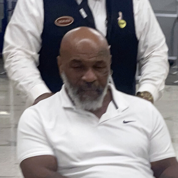 Exclusif - Mike Tyson arrive en fauteuil roulant à l'aéroport international de Miami, Floride, Etats-Unis, le 16 août 2022.