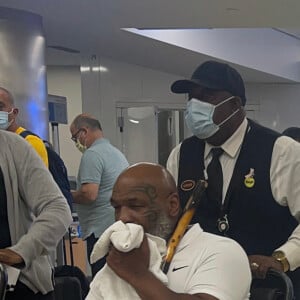 Exclusif - Mike Tyson arrive en fauteuil roulant à l'aéroport international de Miami, Floride, Etats-Unis, le 16 août 2022.