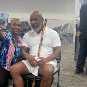 Exclusif - Mike Tyson arrive en fauteuil roulant à l'aéroport international de Miami, Floride, Etats-Unis, le 16 août 2022.