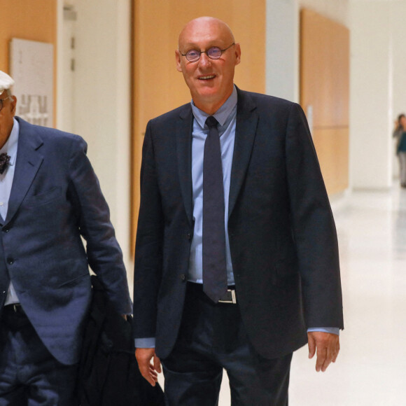 Bernard Laporte et son avocat, Jean-Pierre Versini-Campinchi arrivent au tribunal de grande instance (TGI) Batignolles à Paris, France, le 8 septembre 2022. Bernard Laporte, président de la Fédération française de rugby (FFR) est cité à comparaître par la 32ème chambre du tribunal correctionnel de Paris pour "prise illégale d'intérêts", "trafic d'influence passif par un agent public", "corruption passive par un agent public", "recel d'abus de biens sociaux", "abus de confiance" et "abus de biens sociaux". © Christophe Clovis/Bestimage