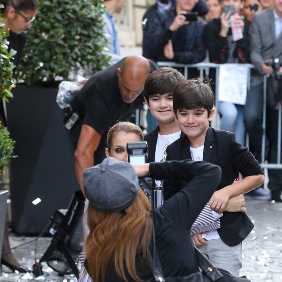 La chanteuse canadienne Céline Dion quitte Paris pour partir en vacances après sa tournée en Europe à guichets fermés. Céline Dion et ses jumeaux, Eddy et Nelson, ont reçu une pluie de confettis avant de monter dans leur voiture à la sortie de l'hôtel Royal Monceau, à Paris, France, le 10 août 2017. © Agence/Bestimage - 