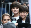 Eddy et Nelson Angelil - Celine Dion quitte l'hôtel Royal Monceau avec ses enfants et prend un jet privé au Bourget le 10 août 2017. 