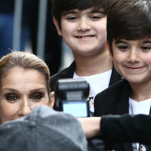 Eddy et Nelson Angelil - Celine Dion quitte l'hôtel Royal Monceau avec ses enfants et prend un jet privé au Bourget le 10 août 2017. 