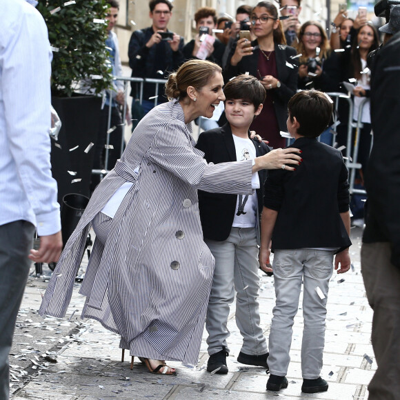 Les jumeaux de Céline Dion Nelson et Eddy Angélil fêtent leurs 10 ans! - Eddy et Nelson Angelil - Celine Dion quitte l'hôtel Royal Monceau avec ses enfants et prend un jet privé au Bourget le 10 août 2017. 