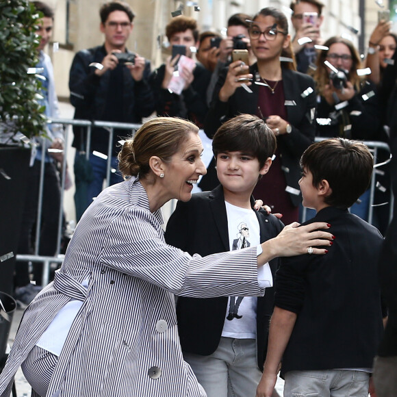 Les jumeaux de Céline Dion Nelson et Eddy Angélil fêtent leurs 10 ans! - Eddy et Nelson Angelil - Celine Dion quitte l'hôtel Royal Monceau avec ses enfants et prend un jet privé au Bourget le 10 août 2017. 