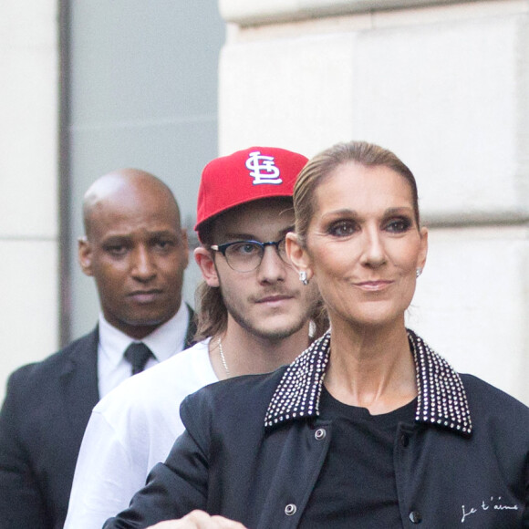 Céline Dion et son fils René-Charles Angelil sortent de l'hôtel Royal Monceau à Paris le 7 juillet 2017. 