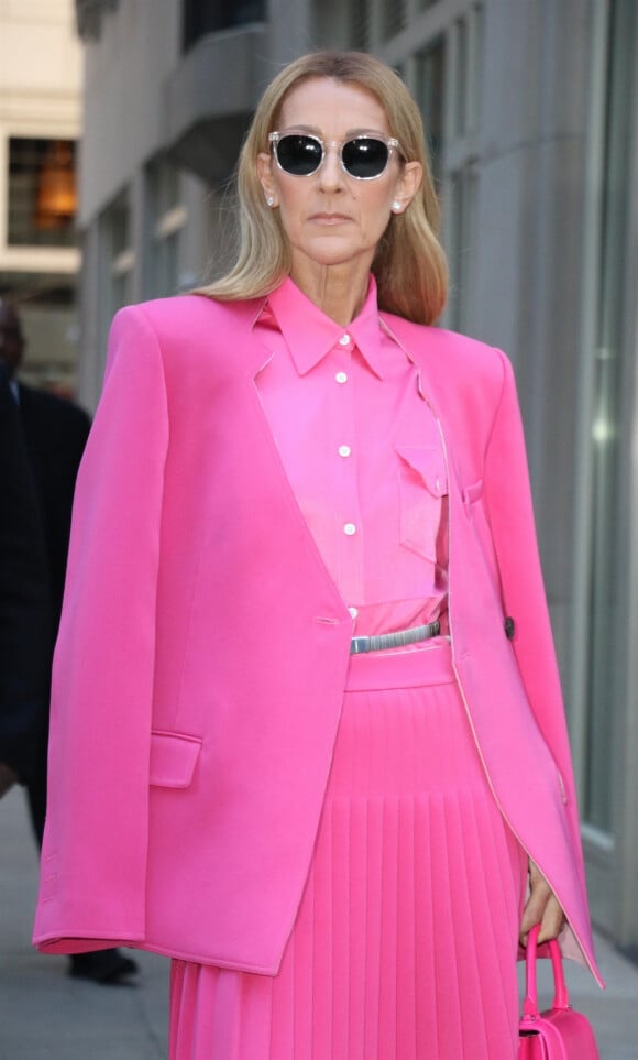 Celine Dion a choisi de s'habiller en rose pour la Journée Internationale pour les Droits des Femmes à New York.
