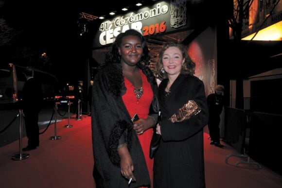 Catherine Frot et sa fille Suzanne quittant la 41e Cérémonie des César au théâtre du Châtelet à Paris. Le 26 février 2016.
