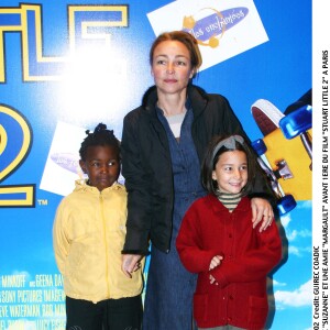 Catherine Frot et sa fille Suzanne à l'avant-première du film "Stuart Little 2" à Paris.

