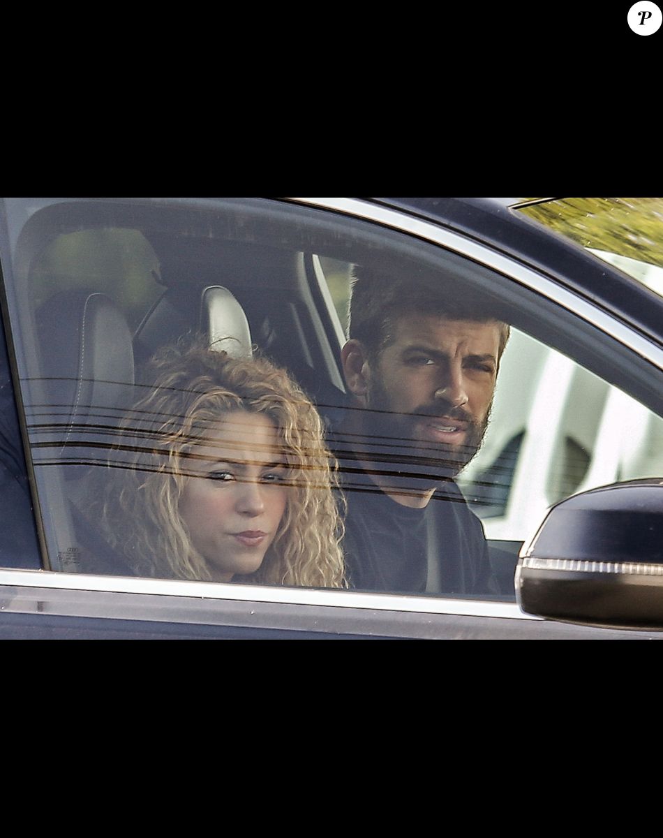 La chanteuse Shakira et son mari le footballeur Gerard Piqué quittent leur domicile à Barcelone le 15 octobre 2017.
