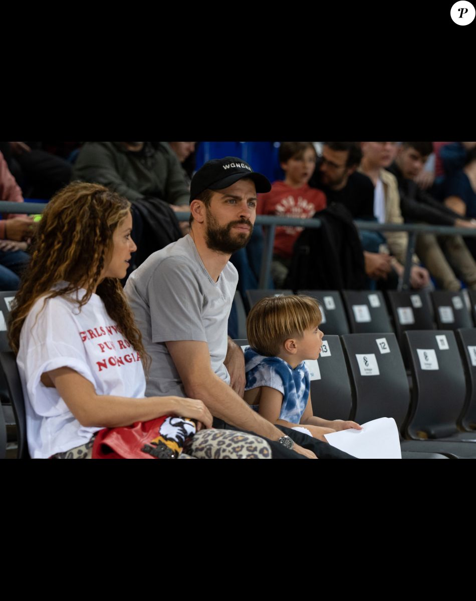 Shakira, son compagnon Gerard Piqué et leurs enfants Sasha, Milan dans les tribunes du match de basket entre le FC Barcelone et San Pablo Burgos à Barcelone.