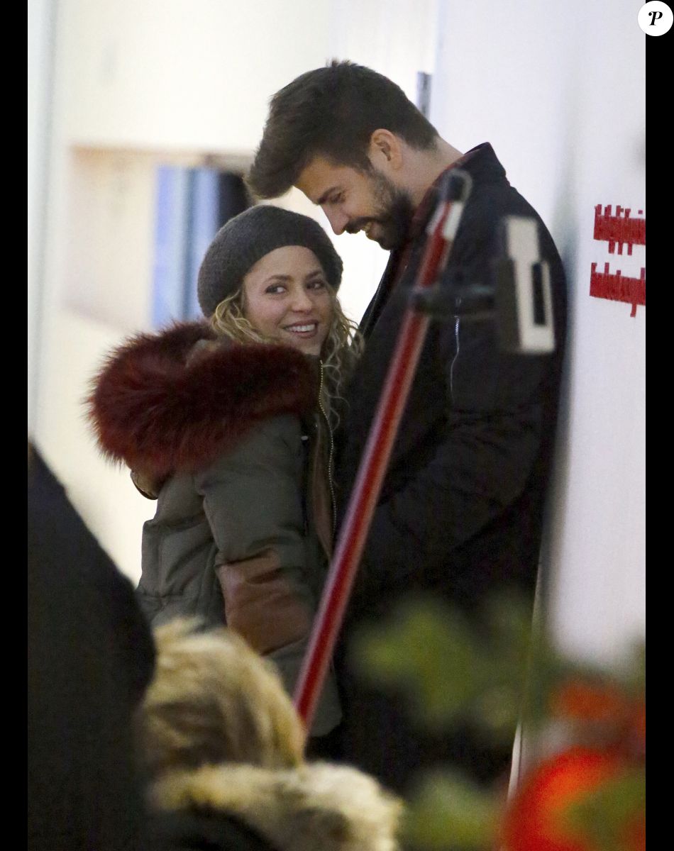 La chanteuse Shakira à l'aéroport JFK de New York, avec son mari Gerard Piqué. Le 29 décembre 2017.