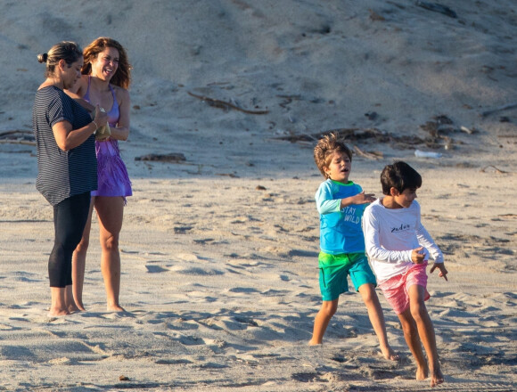Shakira se détend avec ses fils Sasha et Milan sur une plage de Cabo San Lucas au Mexique le 27 juillet 2022.