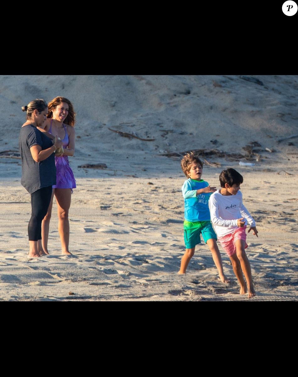 Shakira se détend avec ses fils Sasha et Milan sur une plage de Cabo San Lucas au Mexique le 27 juillet 2022.