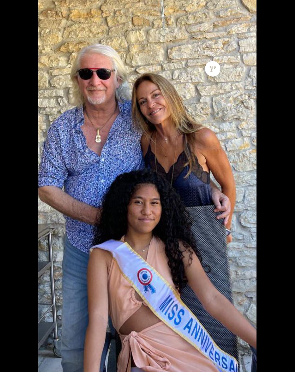 Patrick Sébastien prend la pose avec sa femme Nana et leur fille adoptive Lily.