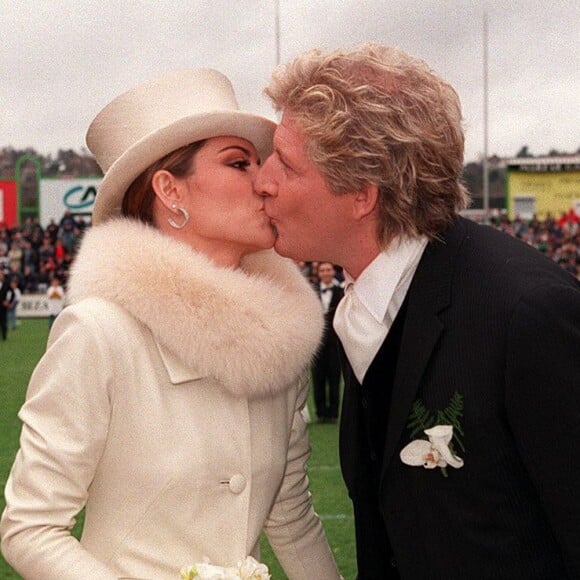 Patrick Sébastien et sa femme Nathalie Boutot lors de leur mariage à Brive dans un stade de rugby en 1998