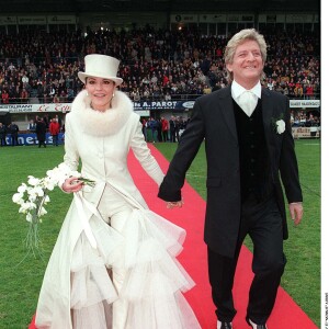 Patrick Sébastien et sa femme Nathalie Boutot lors de leur mariage à Brive dans un stade de rugby en 1998