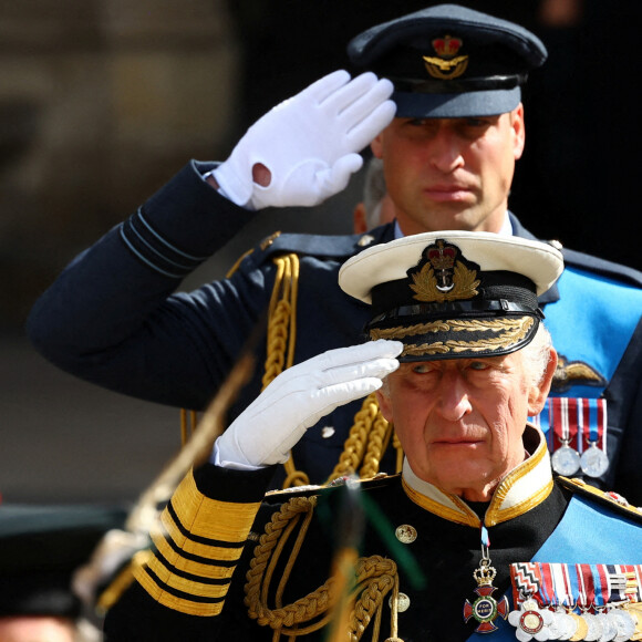 Le roi Charles III d'Angleterre et le prince William, prince de Galles arrivent à l'Abbaye de Westminster pour les funérailles d'Etat de la reine Elizabeth II à Londres, Royaume Uni, le 19 septembre 2022. 