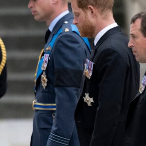 Le prince William, prince de Galles, Le prince Harry, duc de Sussex - Procession du cercueil de la reine Elizabeth II d'Angleterre de Wesminster Hall où il était exposé au public, jusqu'à l'Abbaye de Westminster. Le cercueil est installé sur l'affût du canon, puis tiré par 142 marins de la Royal Navy à l'aide de cordages, dans la plus pure tradition de la monarchie britannique. Cette tradition remonte aux funérailles d'Etat de la reine Victoria en février 1901. Londres, le 19 septembre 2022. 