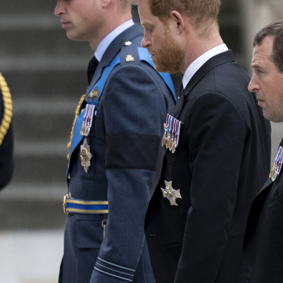 Le prince William, prince de Galles, Le prince Harry, duc de Sussex - Procession du cercueil de la reine Elizabeth II d'Angleterre de Wesminster Hall où il était exposé au public, jusqu'à l'Abbaye de Westminster. Le cercueil est installé sur l'affût du canon, puis tiré par 142 marins de la Royal Navy à l'aide de cordages, dans la plus pure tradition de la monarchie britannique. Cette tradition remonte aux funérailles d'Etat de la reine Victoria en février 1901. Londres, le 19 septembre 2022. 