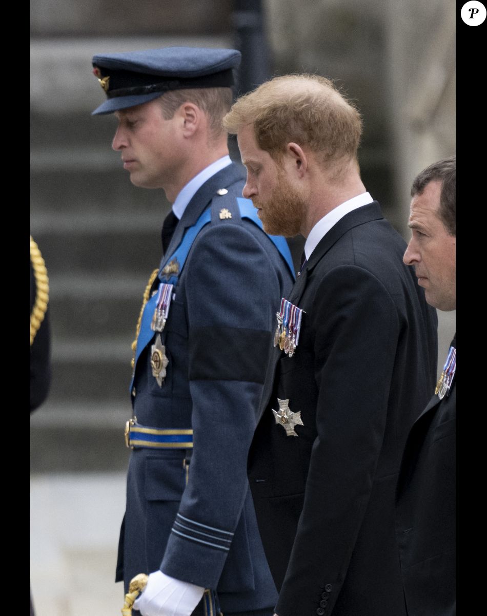 Le prince William, prince de Galles, Le prince Harry, duc de Sussex - Procession du cercueil de la reine Elizabeth II d'Angleterre de Wesminster Hall où il était exposé au public, jusqu'à l'Abbaye de Westminster. Le cercueil est installé sur l'affût du canon, puis tiré par 142 marins de la Royal Navy à l'aide de cordages, dans la plus pure tradition de la monarchie britannique. Cette tradition remonte aux funérailles d'Etat de la reine Victoria en février 1901. Londres, le 19 septembre 2022.