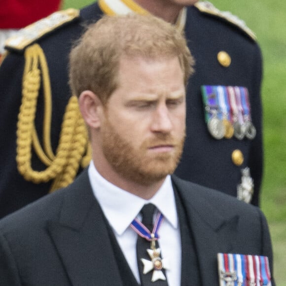 Le prince William, prince de Galles, Le prince Harry, duc de Sussex - Procession pédestre des membres de la famille royale depuis la grande cour du château de Windsor (le Quadrangle) jusqu'à la Chapelle Saint-Georges, où se tiendra la cérémonie funèbre des funérailles d'Etat de reine Elizabeth II d'Angleterre. Windsor, le 19 septembre 2022