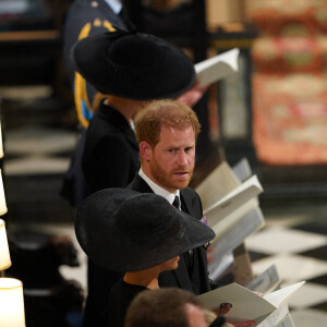 Le prince William, prince de Galles, et le prince Harry, duc de Sussex - Cérémonie funèbre en la Chapelle Saint-Georges pour les funérailles d'Etat de la reine Elizabeth II d'Angleterre à Windsor, Royaume Uni, le 19 septembre 2022. © Joe Giddens/PA/Bestimage 