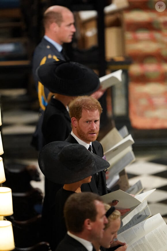 Le prince William, prince de Galles, et le prince Harry, duc de Sussex - Cérémonie funèbre en la Chapelle Saint-Georges pour les funérailles d'Etat de la reine Elizabeth II d'Angleterre à Windsor, Royaume Uni, le 19 septembre 2022. © Joe Giddens/PA/Bestimage 