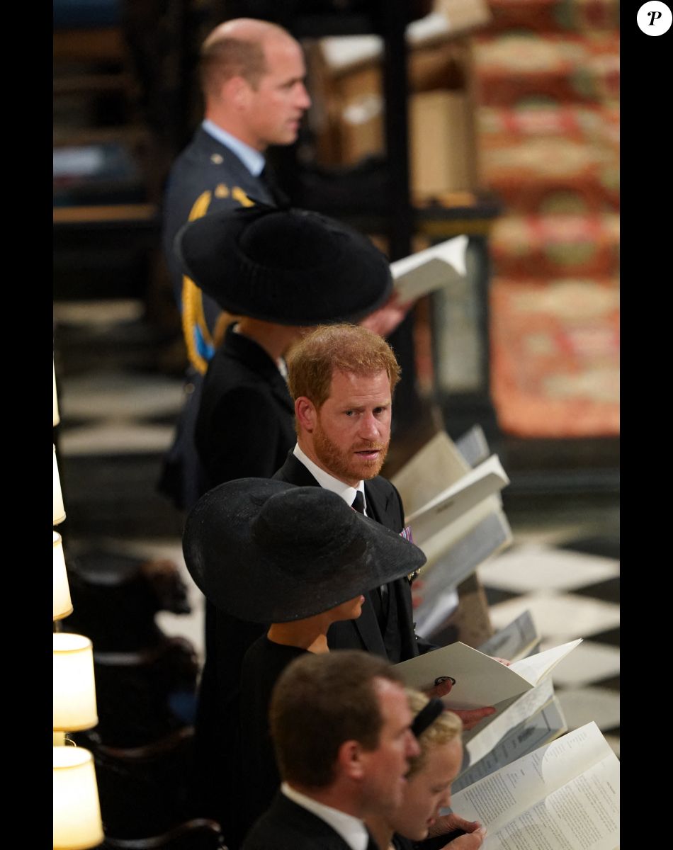 Le prince William, prince de Galles, et le prince Harry, duc de Sussex - Cérémonie funèbre en la Chapelle Saint-Georges pour les funérailles d'Etat de la reine Elizabeth II d'Angleterre à Windsor, Royaume Uni, le 19 septembre 2022. © Joe Giddens/PA/Bestimage