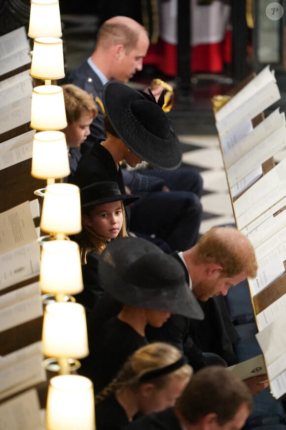 Le prince William, prince de Galles, Le prince George de Galles, la princesse Charlotte de Galles, le prince Harry, duc de Sussex et Meghan Markle, duchesse de Sussex - Cérémonie funèbre en la Chapelle Saint-Georges pour les funérailles d'Etat de la reine Elizabeth II d'Angleterre à Windsor, Royaume Uni, le 19 septembre 2022. © Joe Giddens/PA/Bestimage 