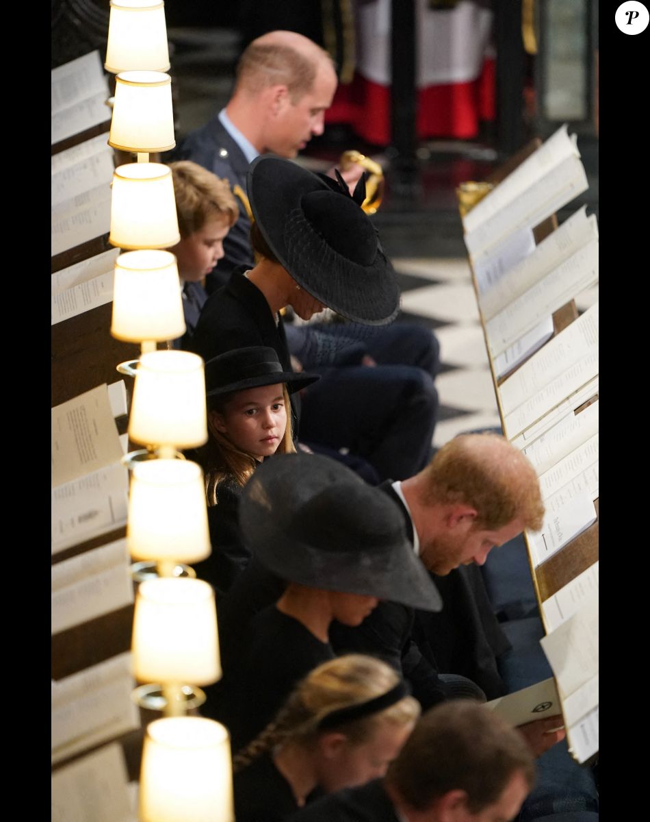 Le prince William, prince de Galles, Le prince George de Galles, la princesse Charlotte de Galles, le prince Harry, duc de Sussex et Meghan Markle, duchesse de Sussex - Cérémonie funèbre en la Chapelle Saint-Georges pour les funérailles d'Etat de la reine Elizabeth II d'Angleterre à Windsor, Royaume Uni, le 19 septembre 2022. © Joe Giddens/PA/Bestimage