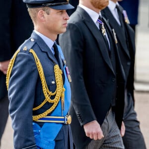 Le prince William, prince de Galles, le prince Harry, duc de Sussex, et Peter Phillips Procession du cercueil de la reine Elizabeth II d'Angleterre de l'Abbaye de Westminster à Wellington Arch à Hyde Park Corner, près du palais de Buckingham, au son de Big Ben et de coups de canon. Dans le cadre des funérailles d'Etat, le cercueil sera ensuite transféré dans le corbillard royal pour prendre la direction du château de Windsor. Londres, le 19 septembre 2022. 