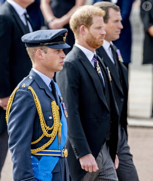 Le prince William, prince de Galles, le prince Harry, duc de Sussex, et Peter Phillips Procession du cercueil de la reine Elizabeth II d'Angleterre de l'Abbaye de Westminster à Wellington Arch à Hyde Park Corner, près du palais de Buckingham, au son de Big Ben et de coups de canon. Dans le cadre des funérailles d'Etat, le cercueil sera ensuite transféré dans le corbillard royal pour prendre la direction du château de Windsor. Londres, le 19 septembre 2022. 