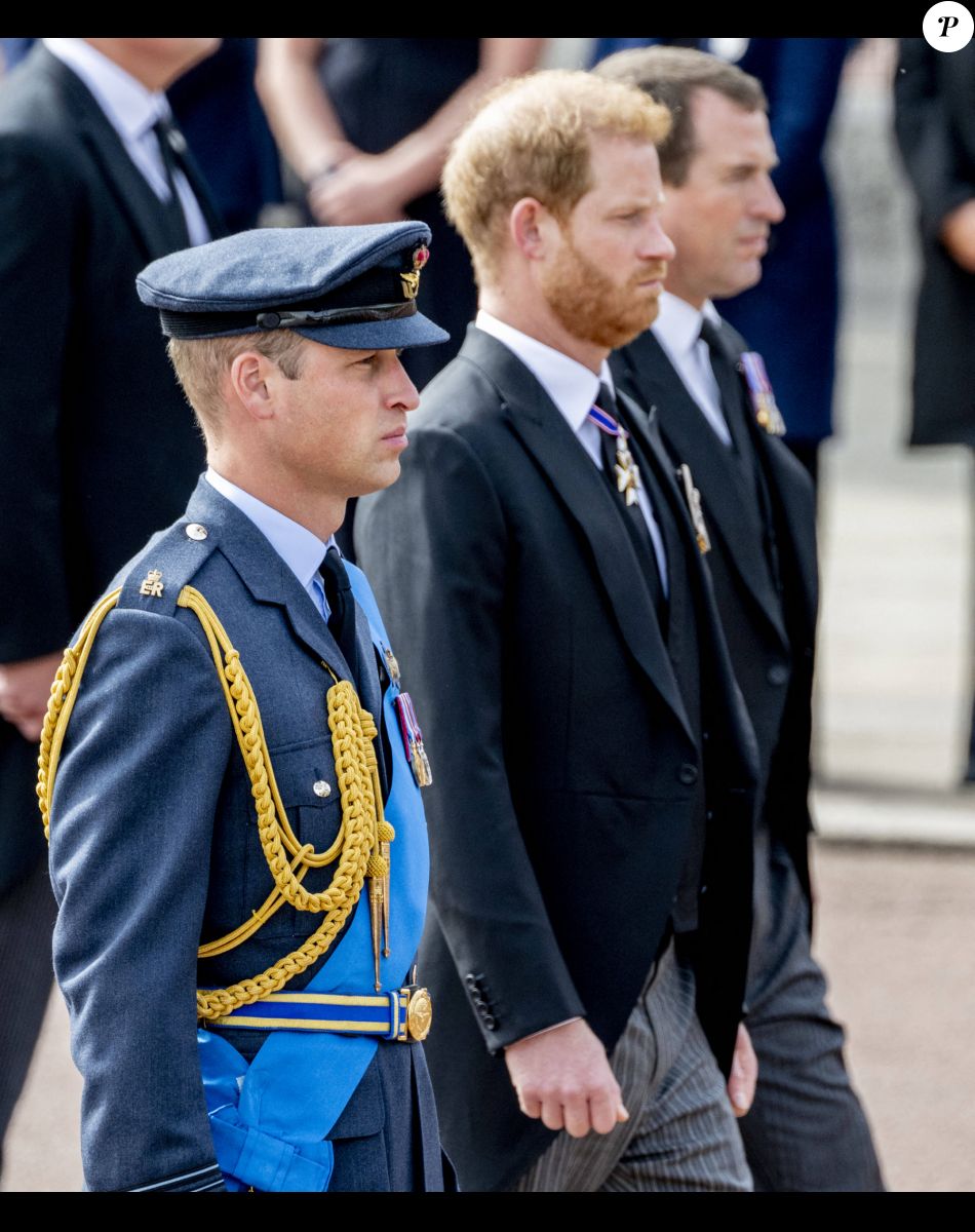 Le prince William, prince de Galles, le prince Harry, duc de Sussex, et Peter Phillips Procession du cercueil de la reine Elizabeth II d'Angleterre de l'Abbaye de Westminster à Wellington Arch à Hyde Park Corner, près du palais de Buckingham, au son de Big Ben et de coups de canon. Dans le cadre des funérailles d'Etat, le cercueil sera ensuite transféré dans le corbillard royal pour prendre la direction du château de Windsor. Londres, le 19 septembre 2022.