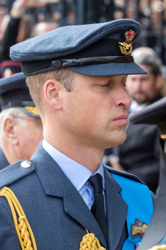 Le prince William, prince de Galles - Arrivées au service funéraire à l'Abbaye de Westminster pour les funérailles d'Etat de la reine Elizabeth II d'Angleterre. Le sermon est délivré par l'archevêque de Canterbury Justin Welby (chef spirituel de l'Eglise anglicane) au côté du doyen de Westminster David Hoyle. Londres © Moreau / Jacovides / Bestimage 