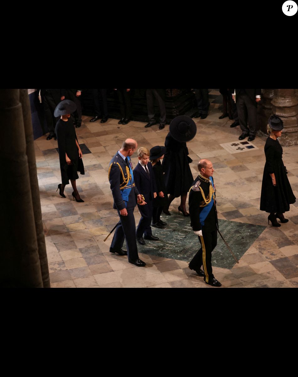 Meghan Markle, duchesse de Sussex, Le prince William, prince de Galles, Catherine (Kate) Middleton, princesse de Galles, Le prince George de Galles, La princesse Charlotte de Galles, Le prince Edward, comte de Wessex, la comtesse Sophie de Wessex - Service funéraire à l'Abbaye de Westminster pour les funérailles d'Etat de la reine Elizabeth II d'Angleterre. Le sermon est délivré par l'archevêque de Canterbury Justin Welby (chef spirituel de l'Eglise anglicane) au côté du doyen de Westminster David Hoyle. Londres, le 19 septembre 2022. PA via Bestimage