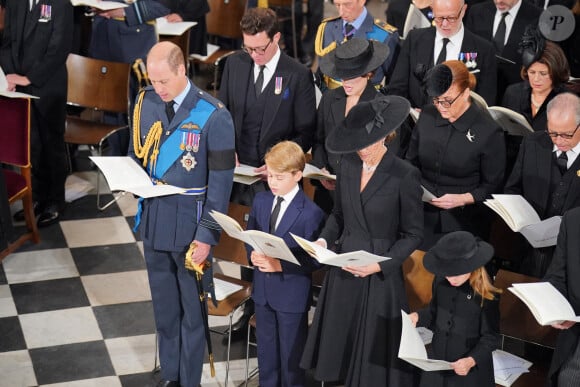 Le prince William, prince de Galles, le prince George, Catherine Kate Middleton, princesse de Galles, la princesse Charlotte - Service funéraire à l'Abbaye de Westminster pour les funérailles d'Etat de la reine Elizabeth II d'Angleterre. Le sermon est délivré par l'archevêque de Canterbury Justin Welby (chef spirituel de l'Eglise anglicane) au côté du doyen de Westminster David Hoyle. Londres, le 19 septembre 2022. © Dominic Lipinski / PA via Bestimage 