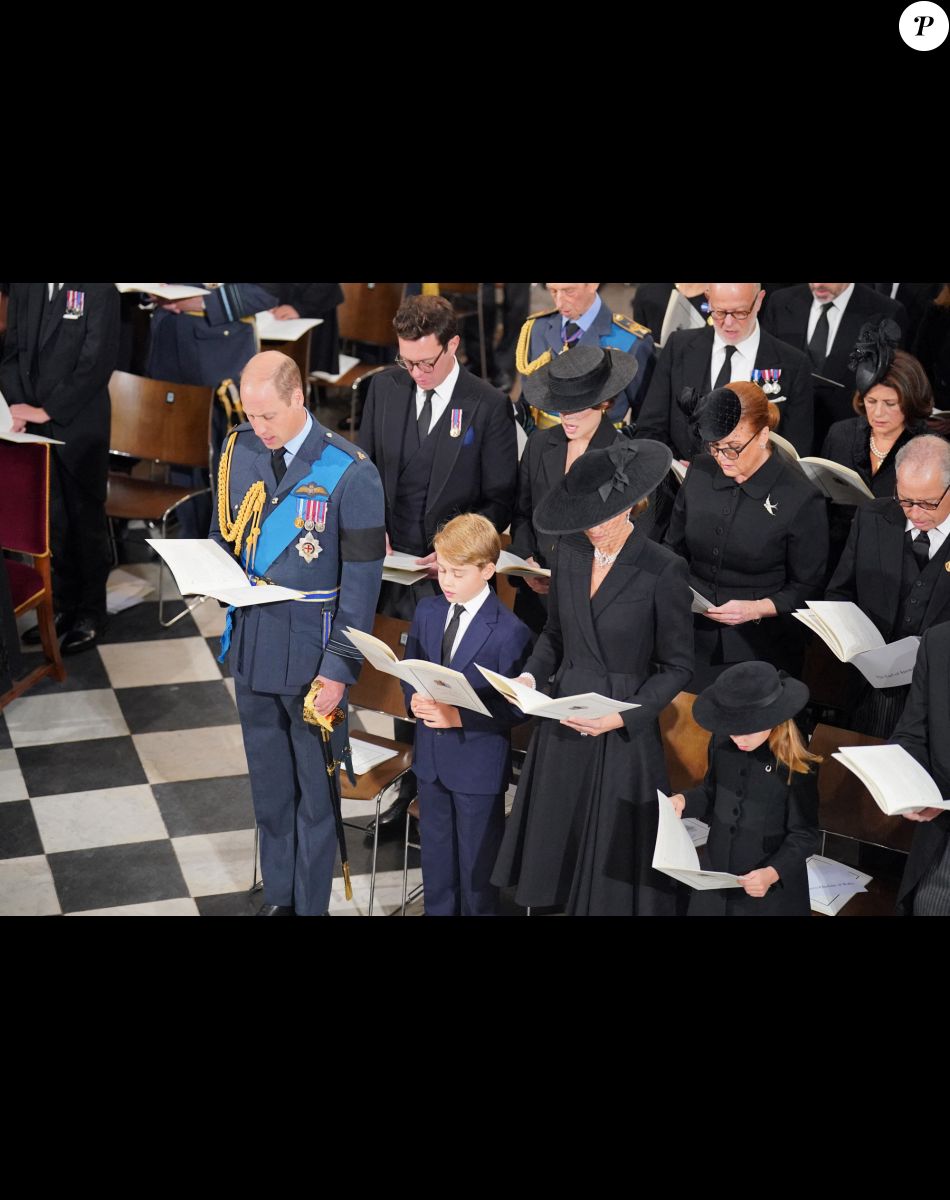 Le prince William, prince de Galles, le prince George, Catherine Kate Middleton, princesse de Galles, la princesse Charlotte - Service funéraire à l'Abbaye de Westminster pour les funérailles d'Etat de la reine Elizabeth II d'Angleterre. Le sermon est délivré par l'archevêque de Canterbury Justin Welby (chef spirituel de l'Eglise anglicane) au côté du doyen de Westminster David Hoyle. Londres, le 19 septembre 2022. © Dominic Lipinski / PA via Bestimage