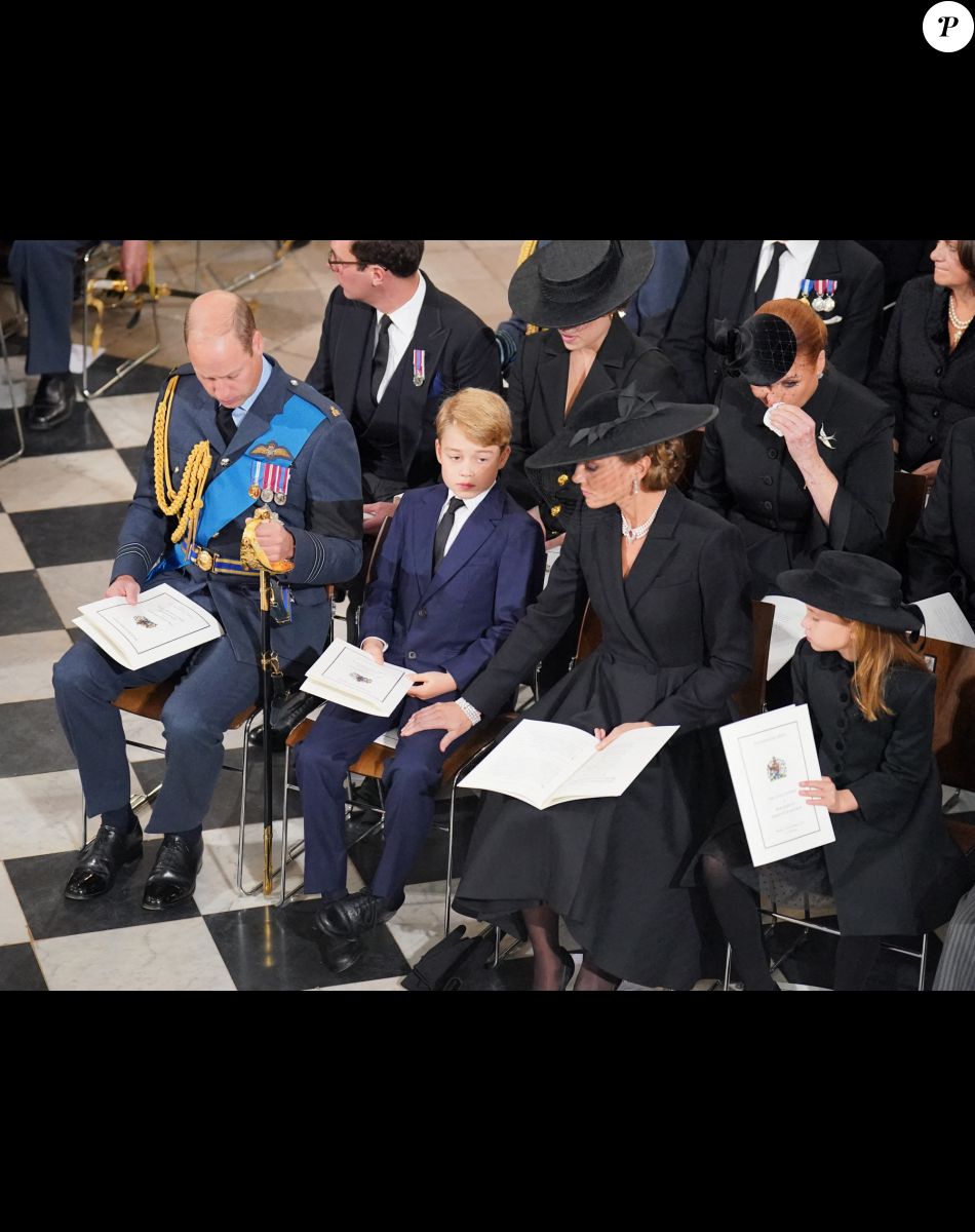 le prince de Galles William, le prince George, Kate Catherine Middleton, princesse de Galles, la princesse Charlotte - Service funéraire à l'Abbaye de Westminster pour les funérailles d'Etat de la reine Elizabeth II d'Angleterre. Le 19 septembre 2022 © Dominic Lipinski / PA via Bestimage