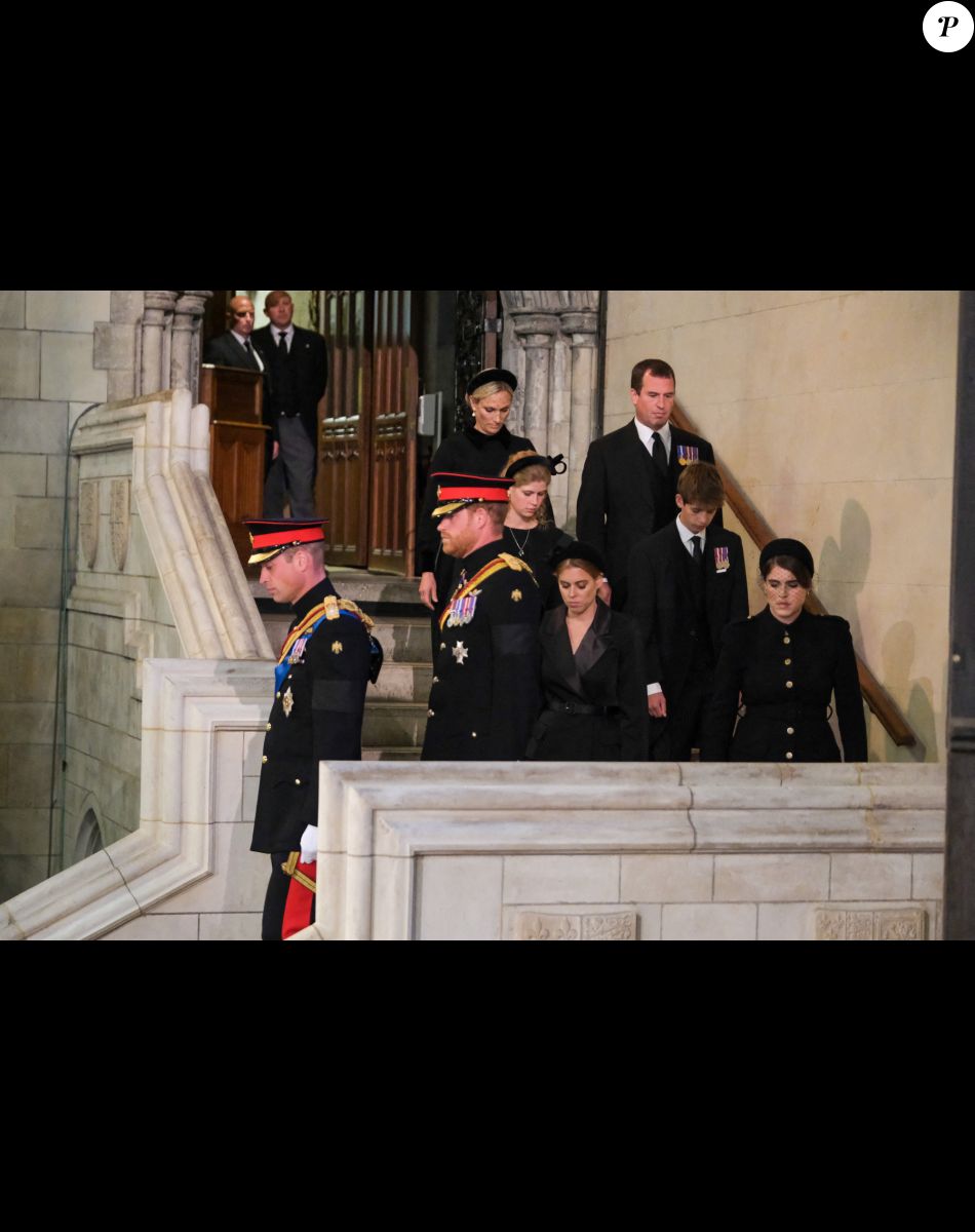 Le prince William, prince de Galles, Peter Phillips, James Mountbatten-Windsor, la princesse Eugenie d'York, le prince Harry, duc de Sussex, la princesse Beatrice d'York, Louise Mountbatten-Windsor (Lady Louise Windsor) et Zara Phillips (Zara Tindall) - Veillée des petits-enfants de la reine Elizabeth II au Westminster Hall à Londres, Royaume Uni, le 17 septembre 2022.